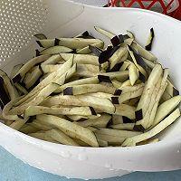 鸡蛋炒茄子，味道比肉香的做法图解2