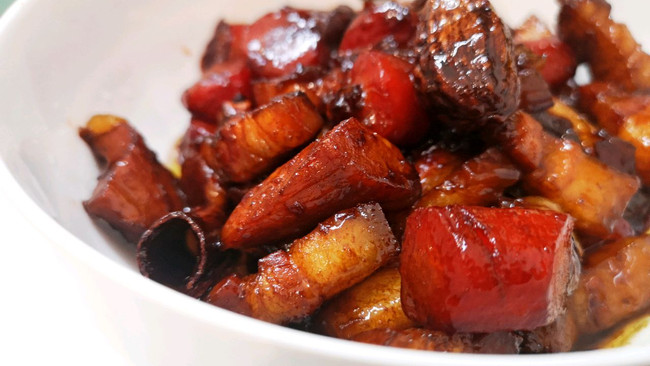 入味三分:胡萝卜红烧肉的做法