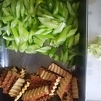 素菜也可以很好吃——芹菜炒香干的做法图解1