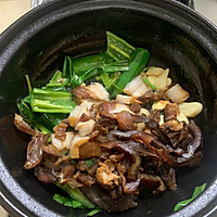 粤味啫啫腊肉三文鱼鱼腩煲的做法图解2