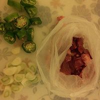 辣椒炒肉的做法图解1