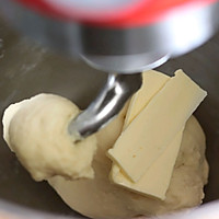 #餐桌上的春日限定#炼乳奶酪面包的做法图解2