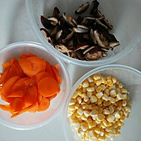 超简便午餐素菜（冬菇萝卜玉米）的做法图解2