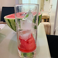 超简单的夏日饮品～西瓜荔枝气泡水～颜值巨高的做法图解4