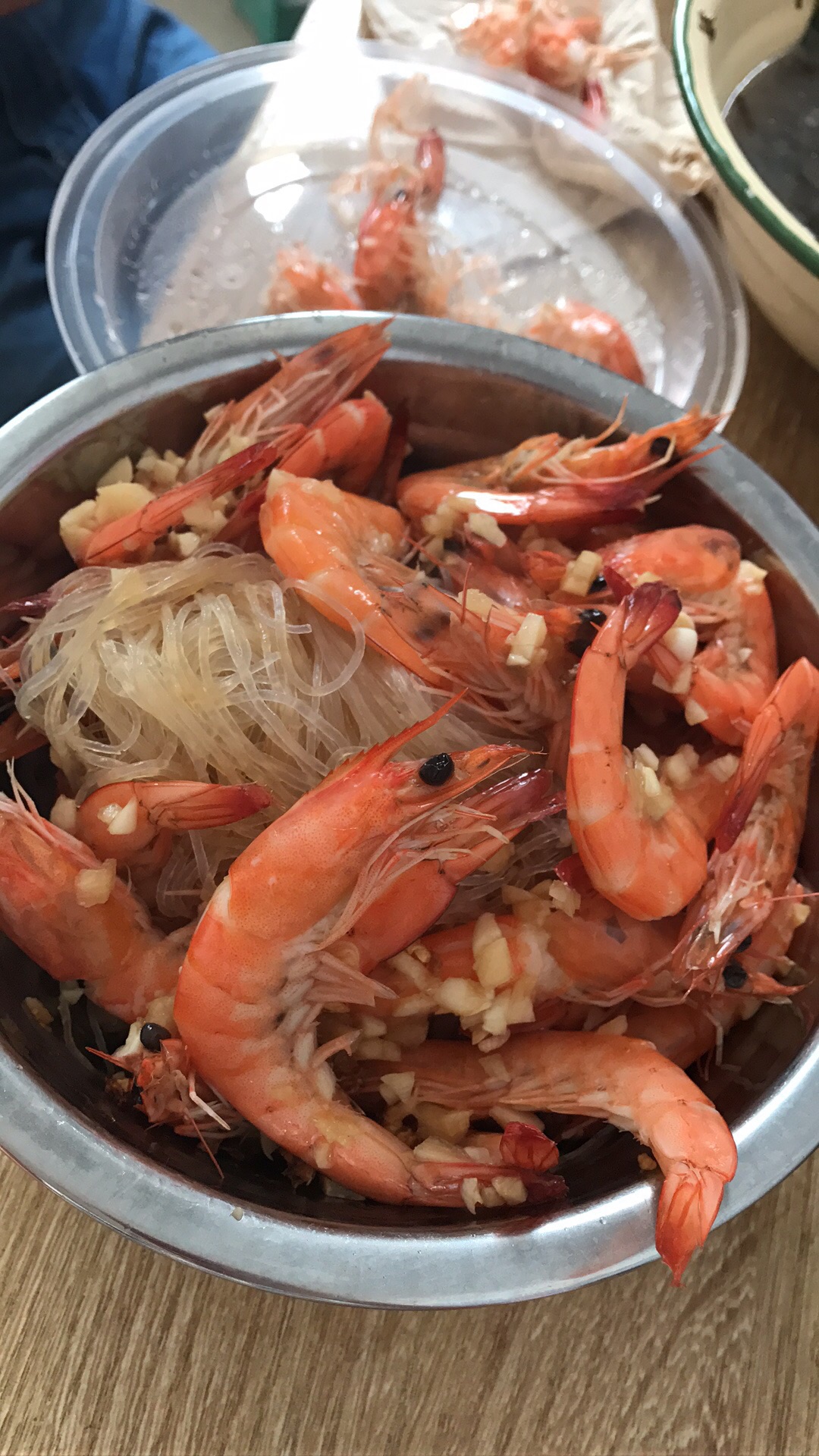 Steamed prawns with minced garlic and vermicelli