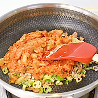 丰富餐桌味：韩国泡菜金枪鱼炒饭的做法图解8