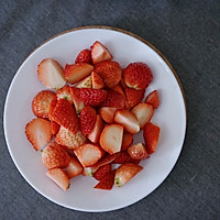 草莓季-草莓奶昔的做法图解2