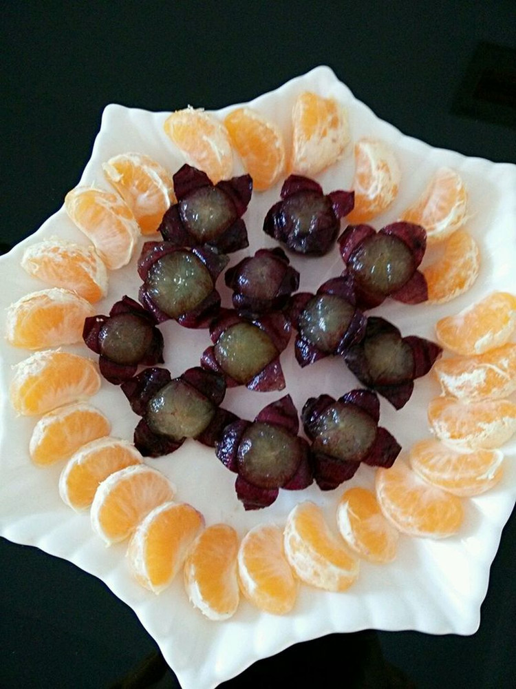 简易版“葡萄花”果盘的做法
