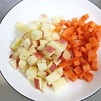 #流感季饮食攻略# 苹果胡萝卜红枣汤的做法图解2