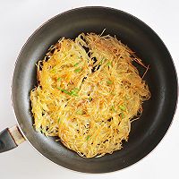 香气套餐-酸菜米线&土豆丝饼的做法图解3
