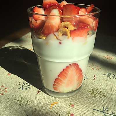 高颜值草莓酸奶