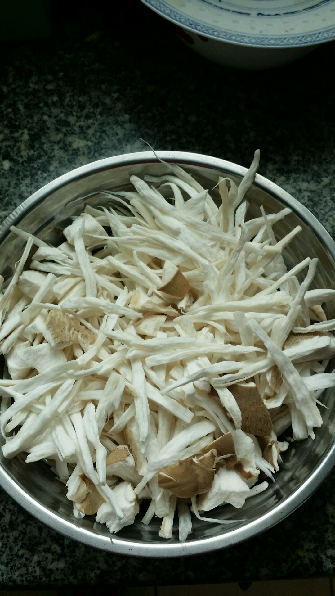 上海野生蘑菇 毛头鬼伞（鸡腿菇？） - 知乎