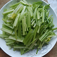 芹菜炒牛肉的做法图解1