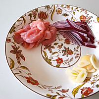 肉片炒口蘑的做法图解2