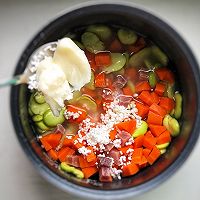 饭焦控福利：蚕豆火腿焖饭的做法图解3