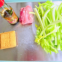 #不容错过的鲜美滋味#芹菜豆干炒肉的做法图解1