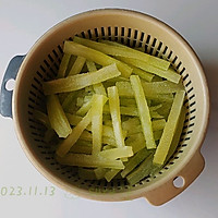 蒜辣肉酱莴笋条的做法图解1