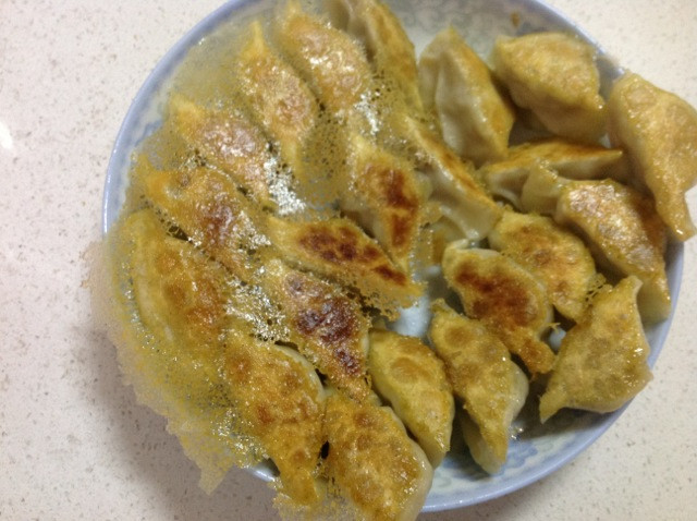 煎饺的制作过程（详细的教你和面，和馅））的做法