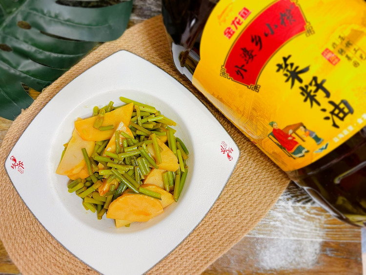 蒜苔炒笋的做法