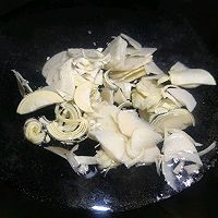 #给年味整点鲜的#冬笋木耳炖鸡汤的做法图解4