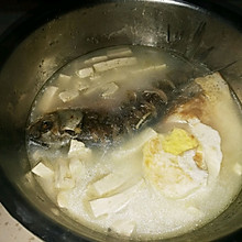 煎蛋豆腐鲫鱼汤