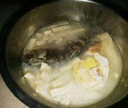 煎蛋豆腐鲫鱼汤的做法