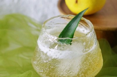 茶调鸡尾酒—茉莉花茶浸泡金酒调制
