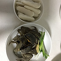毛蟹炒年糕的做法图解1