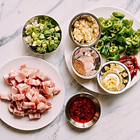 青椒炒肉，香辣下饭。的做法图解1