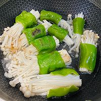 #刘畊宏女孩减脂饮食#青椒金针菇的做法图解6