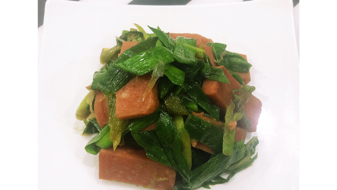 大蒜炒午餐肉