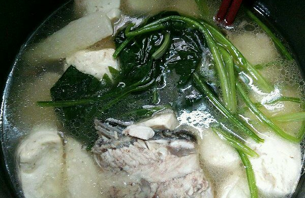 鱼骨菠菜豆腐汤电饭锅版