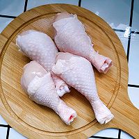 青椒炒鸡腿肉的做法图解1