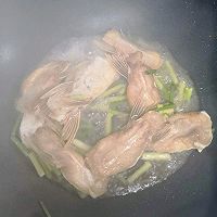 蒜苔焖鱼鳍的做法图解4