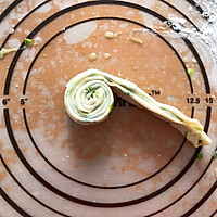 #憋在家里吃什么#饺子皮葱油饼的做法图解10