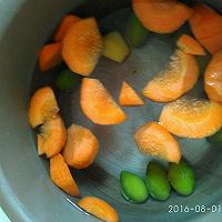 白榄红萝卜板骨汤的做法图解5