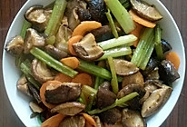 香菇炒胡萝卜芹菜的做法
