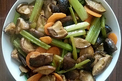 香菇炒胡萝卜芹菜