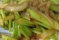 芹菜炒洋葱的做法