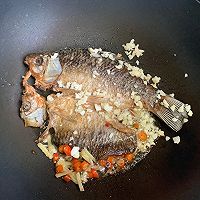 年夜饭，红烧鲫鱼，好吃不能少了这一步的做法图解7