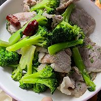西兰花炒腊肉的做法图解5