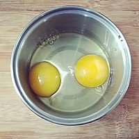 牛奶炒鸡蛋的做法图解1