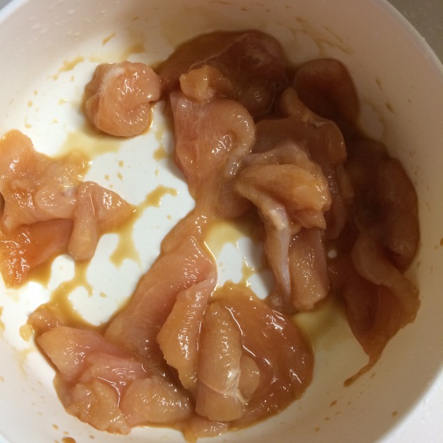 海鲜菇炒鸡肉适合儿童的做法图解1