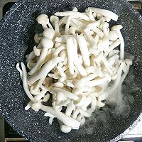 #今天吃什么#美味鸡枞油腐乳白玉菇的做法图解5
