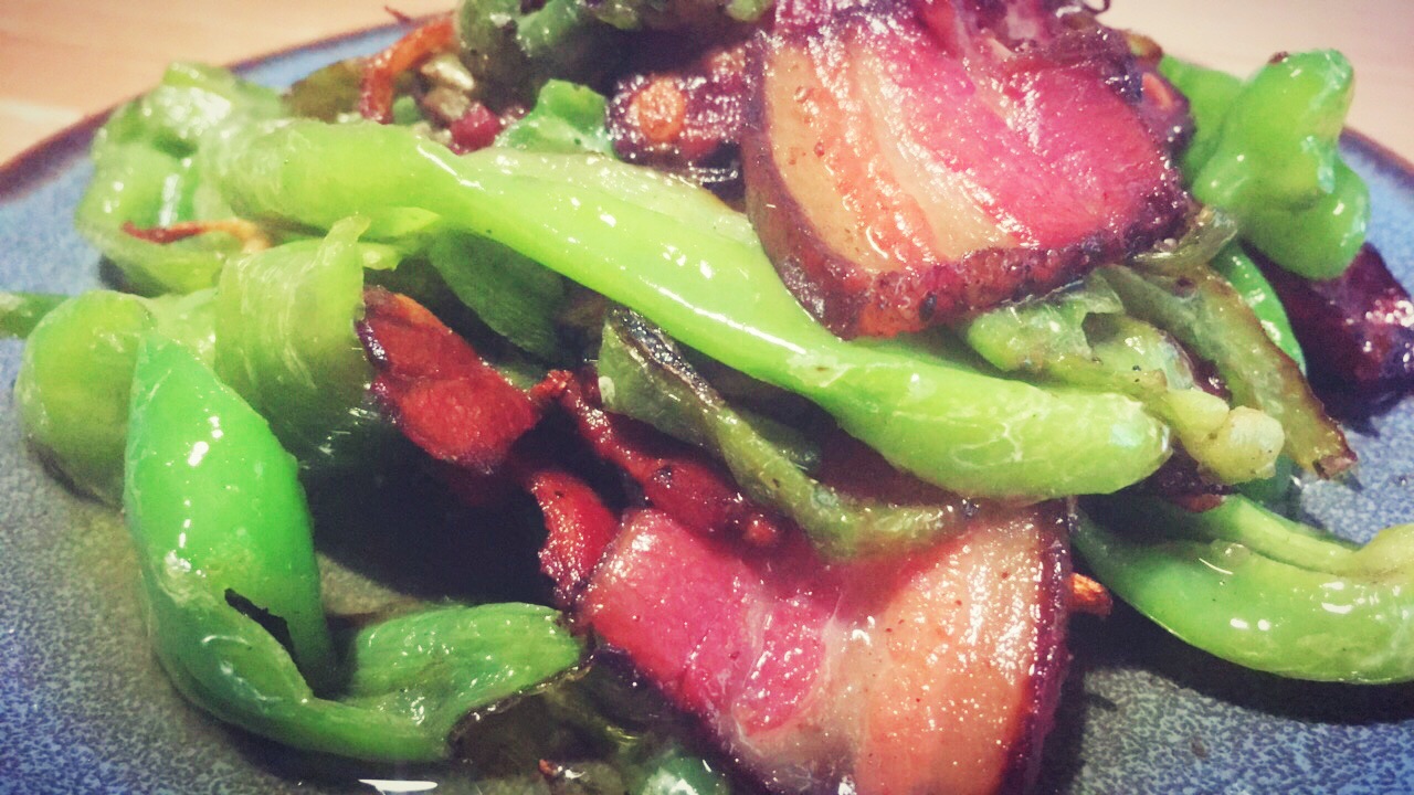 Stir fried bacon with green pepper