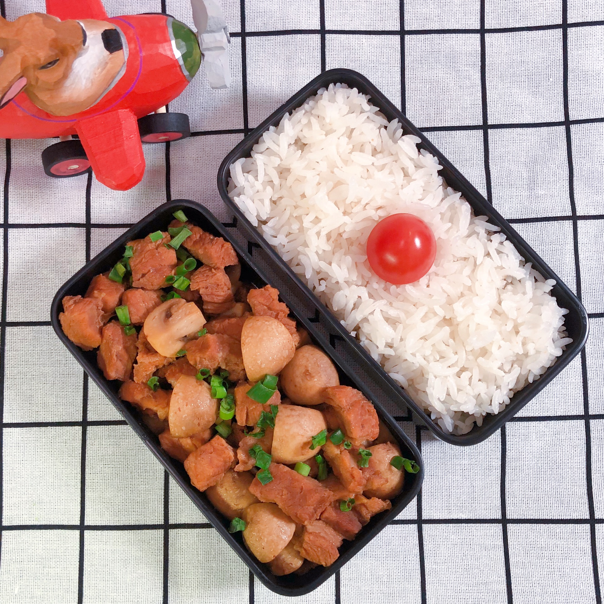 Love box lunch 4 white rice + stewed beef ribs with Agaricus bisporus