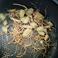云南菜-新鲜三七炖鸡的做法图解2