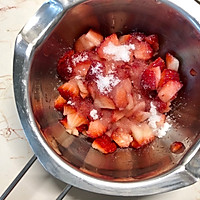 草莓酸奶慕斯的做法图解1