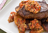 煎牛肉配西班牙甜椒番茄酱汁佐烤土豆的做法