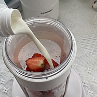#助力高考营养餐# 冰冰凉的草莓奶昔，夏日必备饮品！的做法图解3